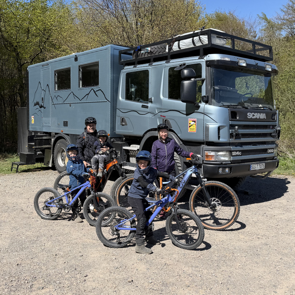 Familie mit Expeditions-Truck und Mountainbikes